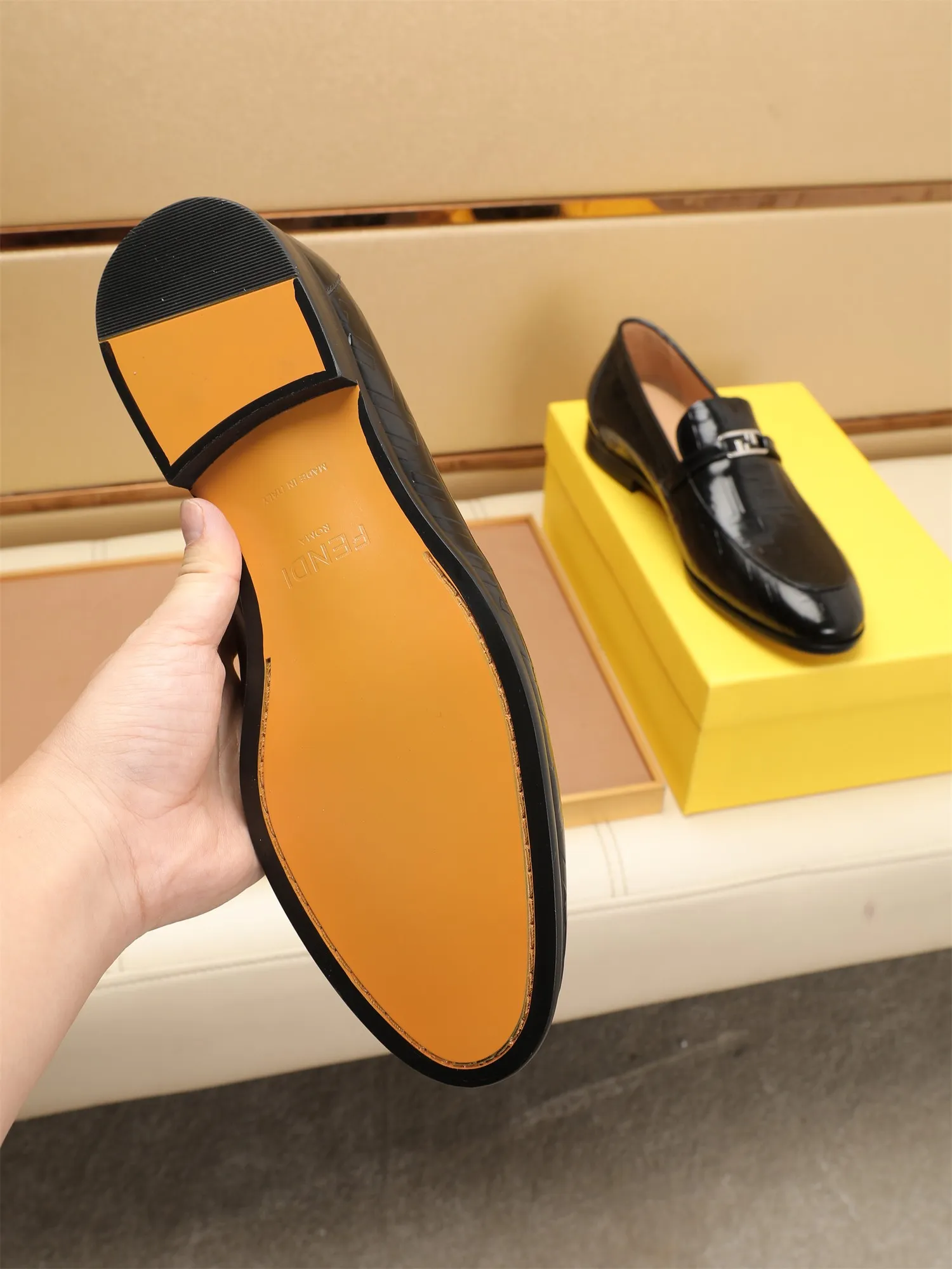 Men's shoes💰460 🕷🕷【FENDI】The latest men's formal leather shoes🇨🇳Classic series not to be missed💯The first layer is made of imported first-layer cowhide☘Original quality, the leather is smooth and delicate🎋Awesome version, perfect streamlined outline🍇Cowhide lining, size 38-44 (customized at 45.46)...